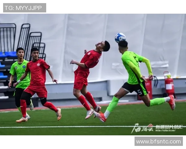 在绿茵场上扮演足球明星的魅力与挑战探讨